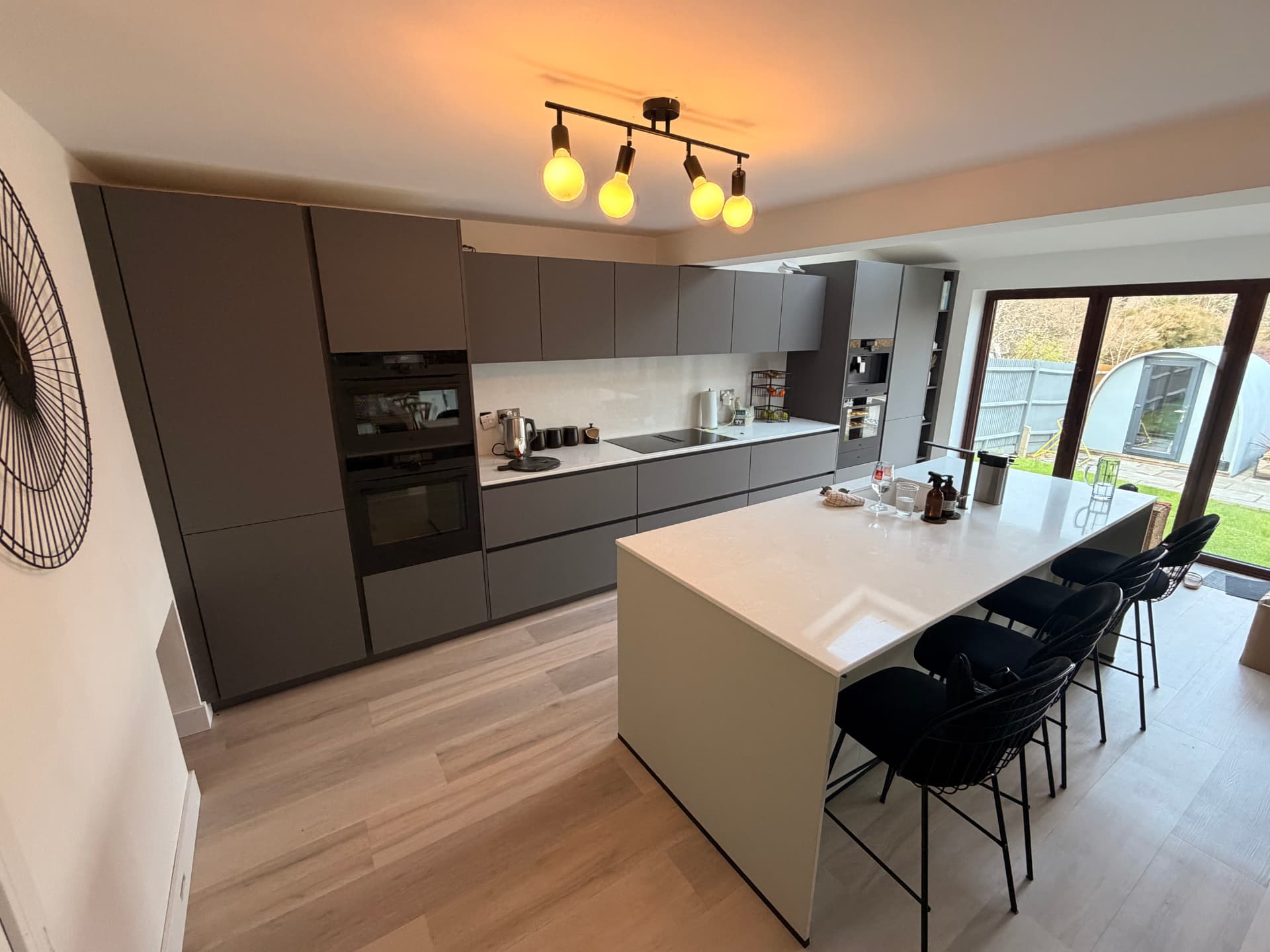 Handleless kitchen with island and breakfast bar